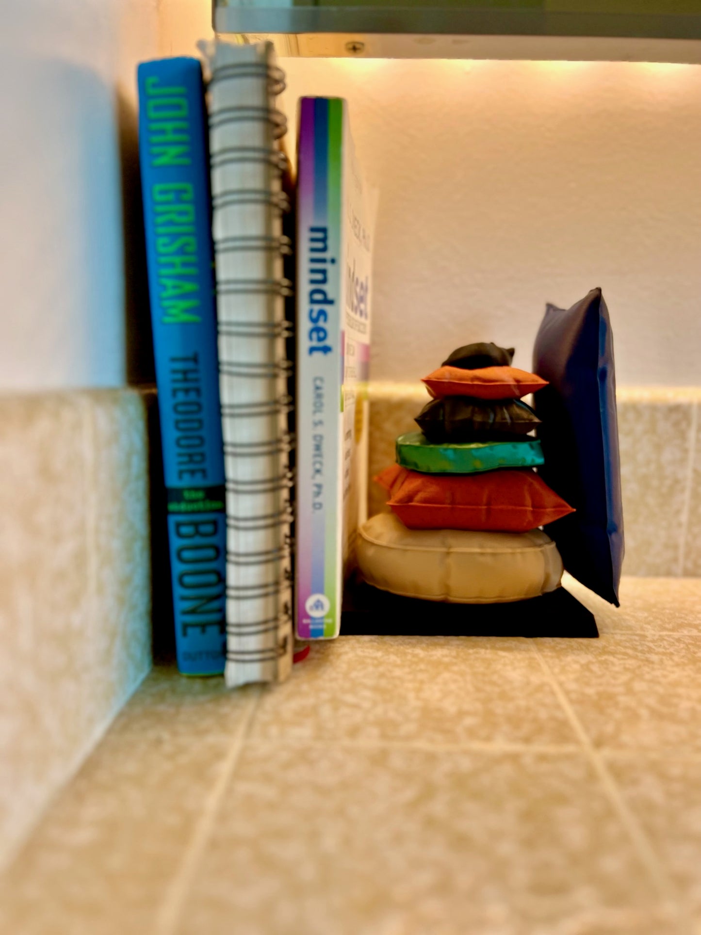 Sleepy Cat Bookend - Cozy Feline Design with Puzzle-Like Pillows for Cat Lovers