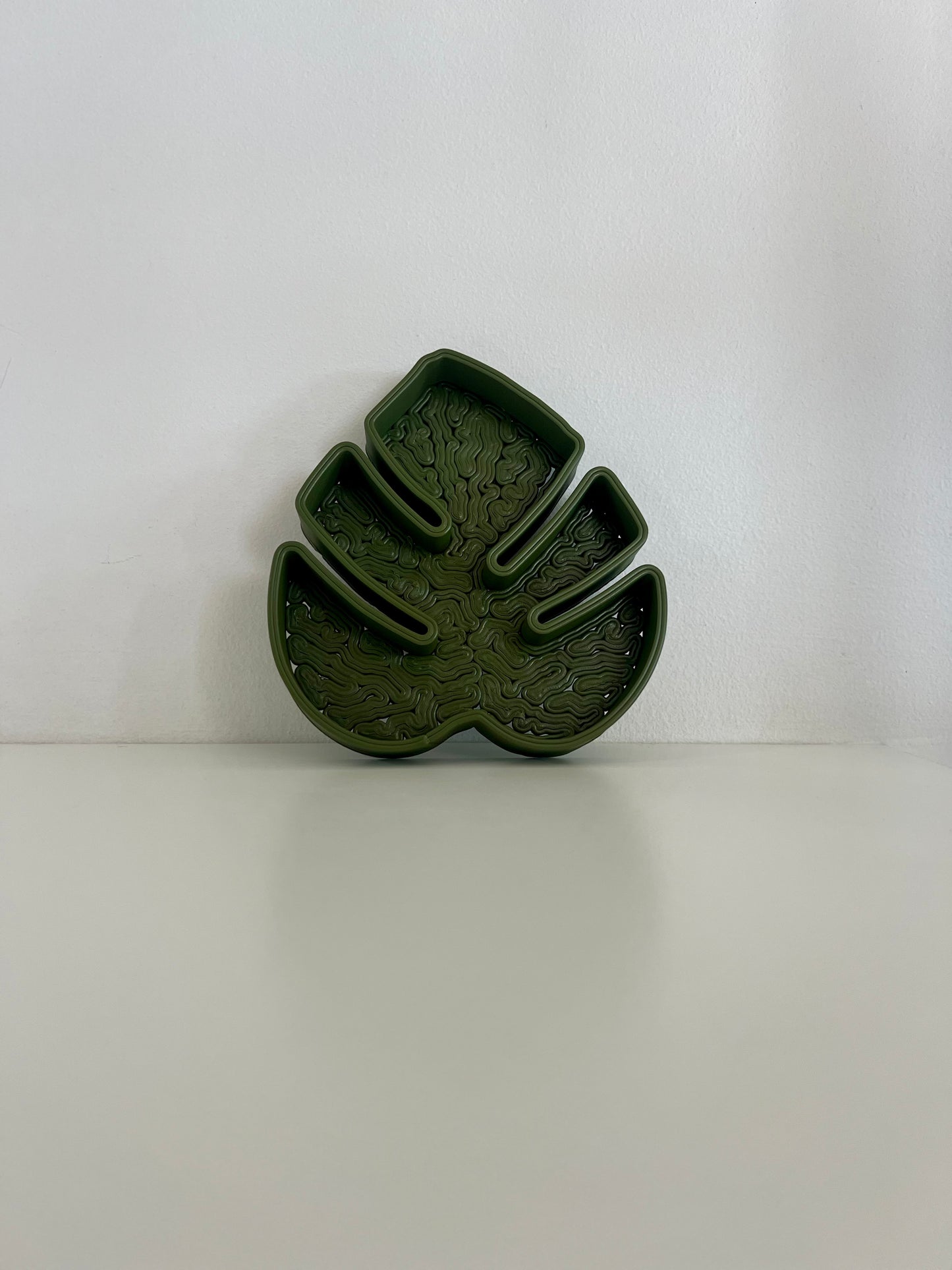 Stylish green Monstera leaf tray, perfect for holding small items in a chic and tropical design.