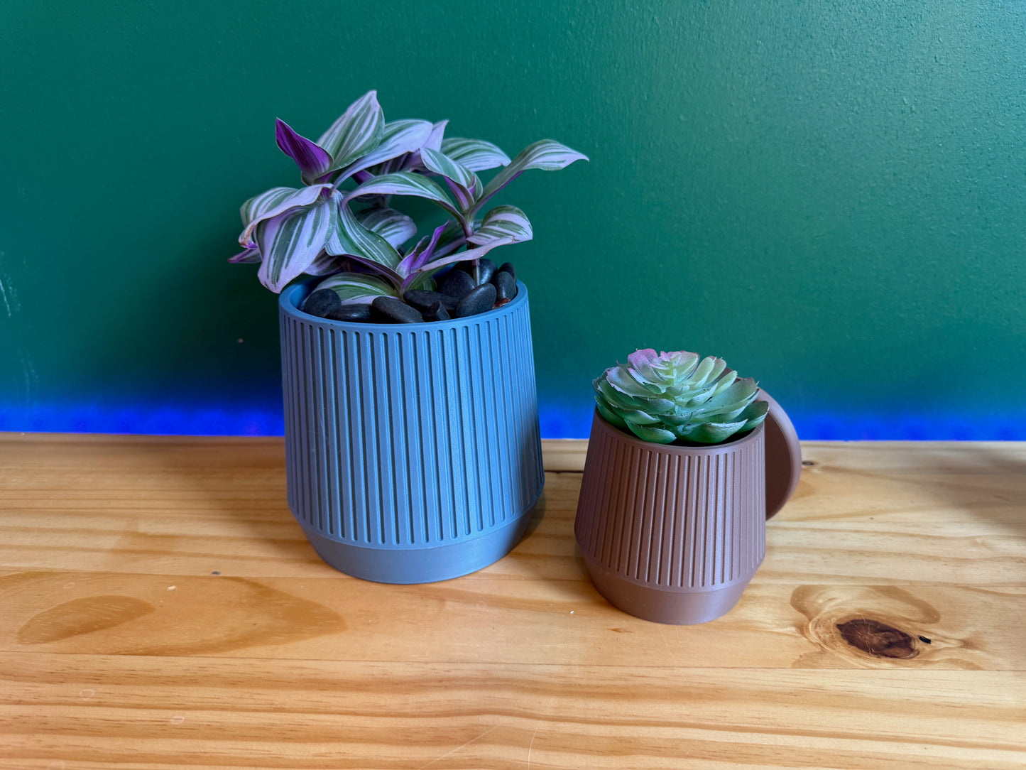 Elegant and understated MCM wall planter, featuring smooth lines and a modern aesthetic in a range of color options.