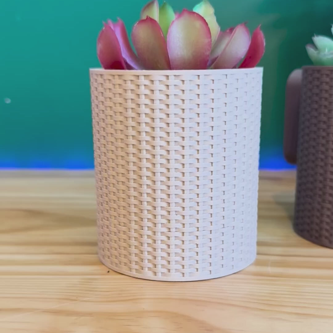 Textured Basketweave Wall Planter in Earthy Colors – A modern yet timeless planter available in multiple hues to suit any décor style.