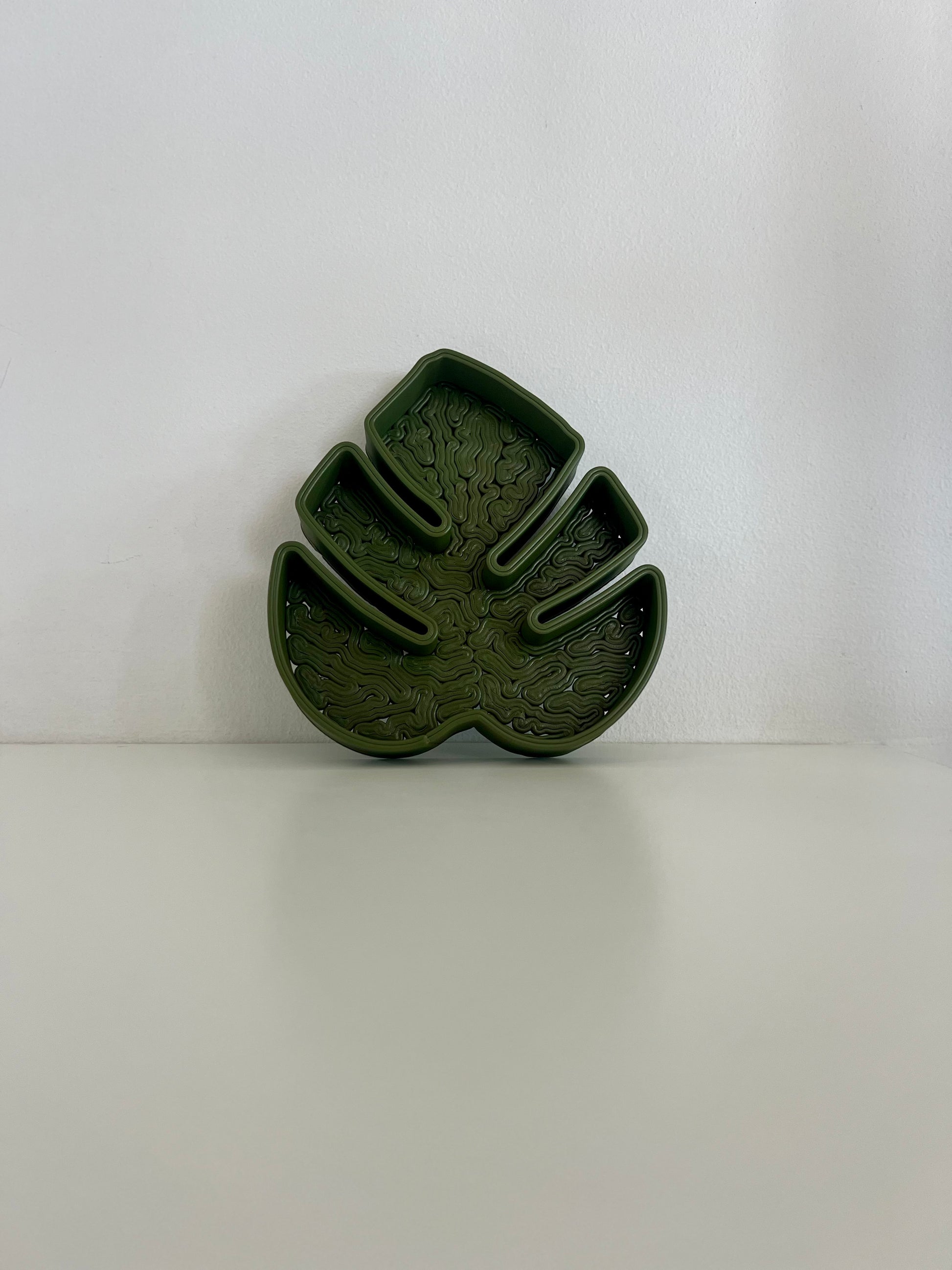 Stylish green Monstera leaf tray, perfect for holding small items in a chic and tropical design.