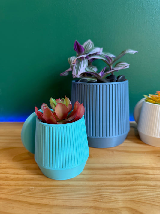 MCM-inspired wall planter with sleek, simple lines, available in a variety of colors to elevate your space with a touch of Mid-Century Modern style.