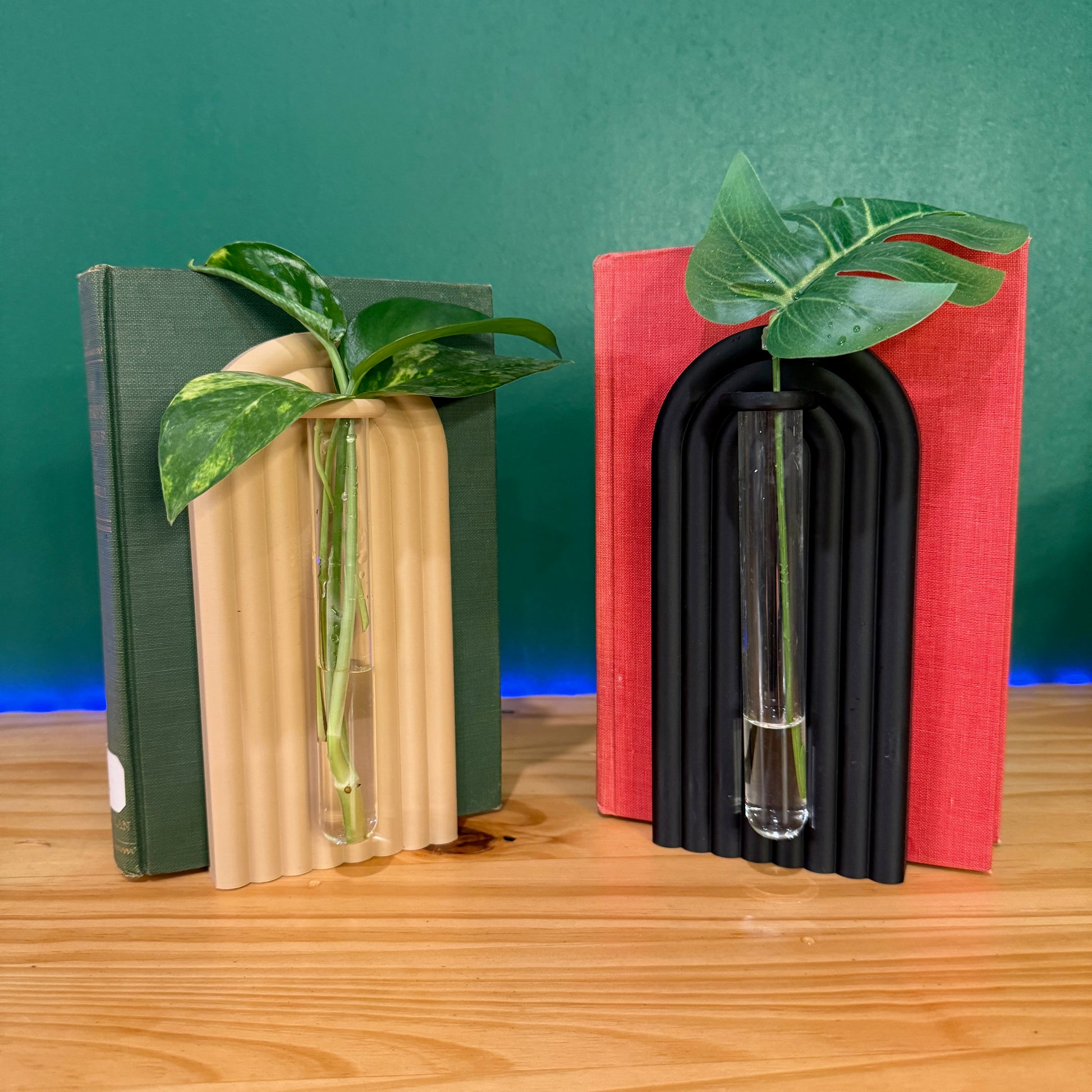 Minimalistic propagation bookend in vibrant yellow, elegantly showcasing plant growth, perfect for modern homes.